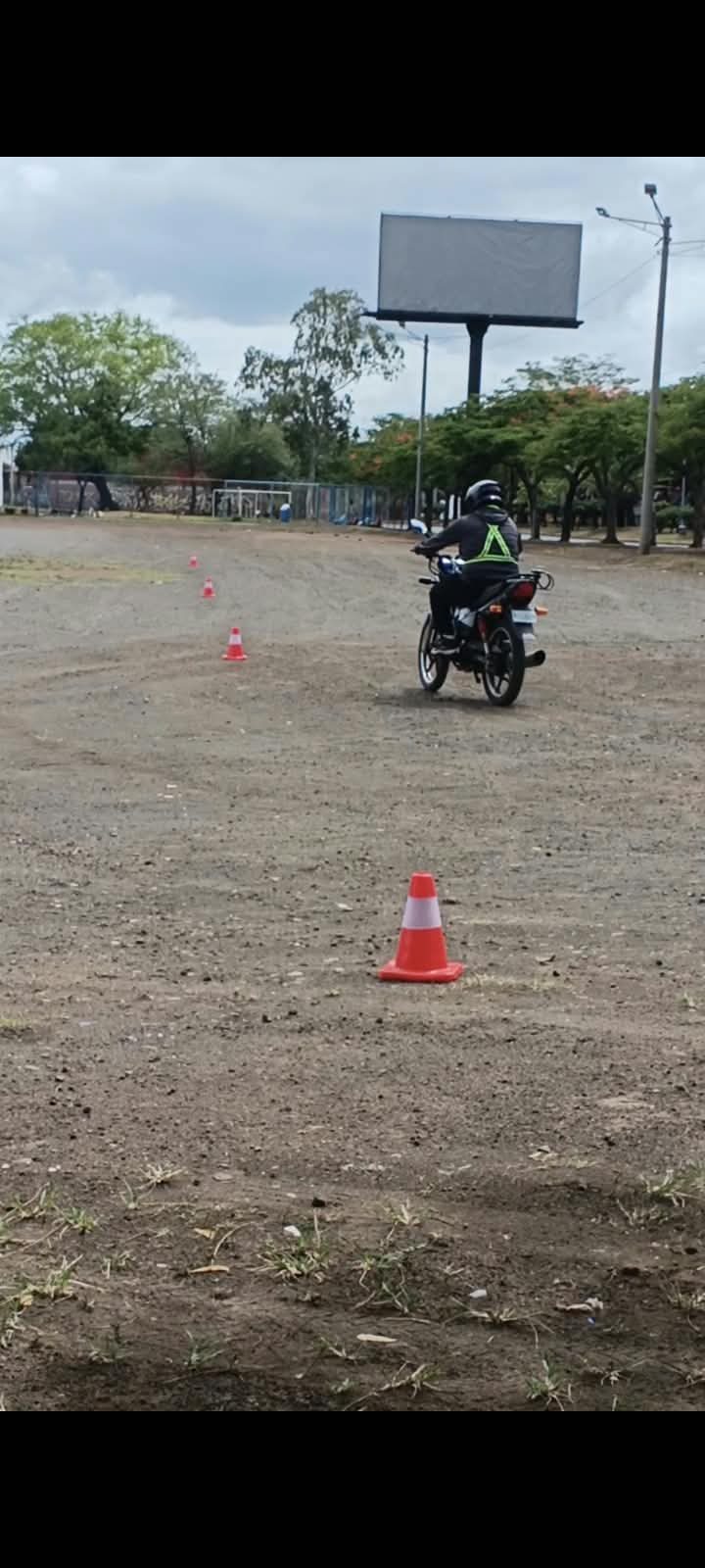 Foto 1 de ESCUELA DE MANEJO MKM